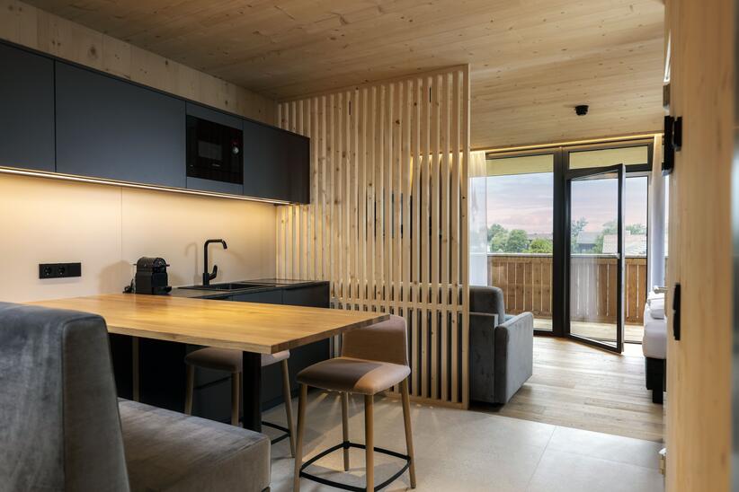 Moderne Küche & großer Balkon - Natursuiten Dolomitenhof Tristach © Martin Lugger Moderne Küche & großer Balkon - Natursuiten Dolomitenhof Tristach © Martin Lugger